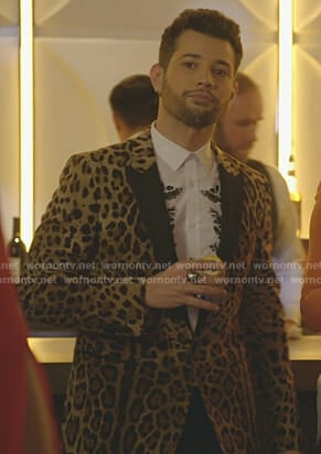 Sam’s white embroidered leaf shirt and leopard blazer on Dynasty