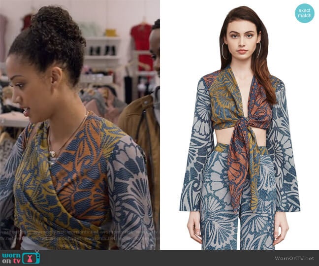 BCBGMAXAZRIA Cam Floral-Print Crop Top worn by Nina Jones (Samantha Logan) on 13 Reasons Why