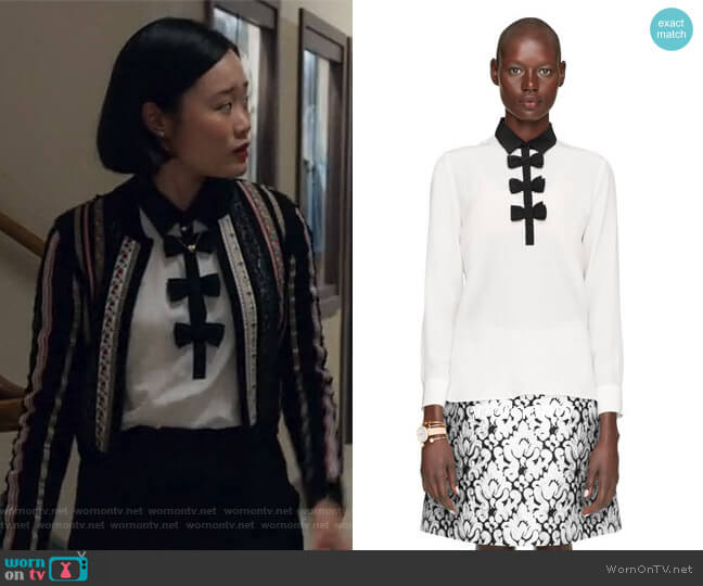 Kate Spade Contrast bow blouse worn by Courtney Crimsen (Michele Selene Ang) on 13 Reasons Why
