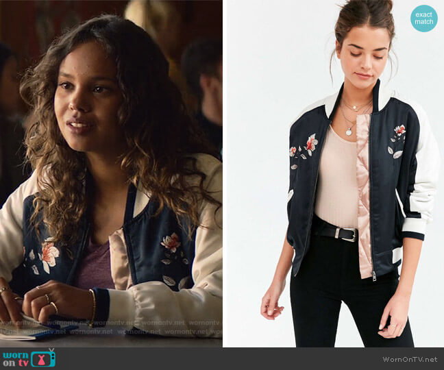 Silence + Noise Stays On Tour Navy Satin Bomber Jacket worn by Jessica Davis (Alisha Boe) on 13 Reasons Why