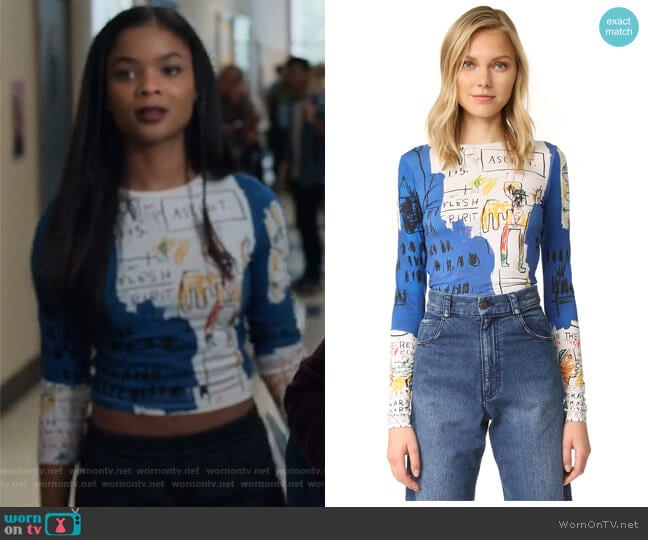 Alice + Olivia AO X Basquiat Long Sleeve Crop Top worn by Sheri Holland (Ajiona Alexus) on 13 Reasons Why
