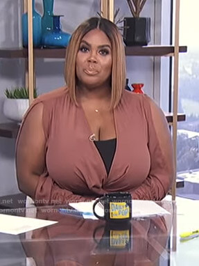 Nina’s brown slit sleeve dress on E! News Daily Pop