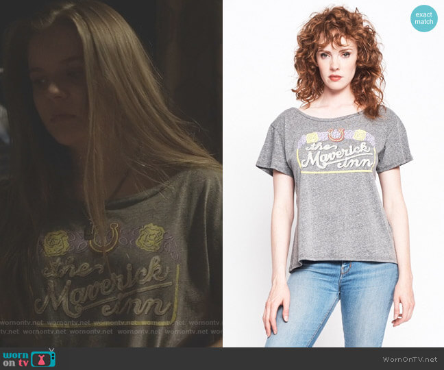 Midnight Rider Maverick Inn Boyfriend Tee worn by Daphne Conrad (Maisy Stella) on Nashville