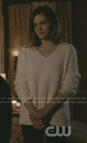 Hayley’s white ribbed v-neck sweater on The Originals
