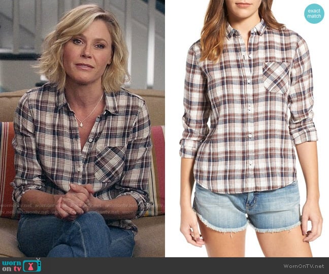Current/Elliott The Slim Boy Shirt in Hillside Plaid worn by Claire Dunphy (Julie Bowen) on Modern Family