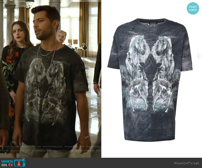Balmain Horse Printed T-shirt worn by Sam Flores (Rafael de la Fuente) on Dynasty