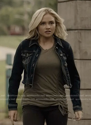 Lauren’s khaki ruched tee on The Gifted