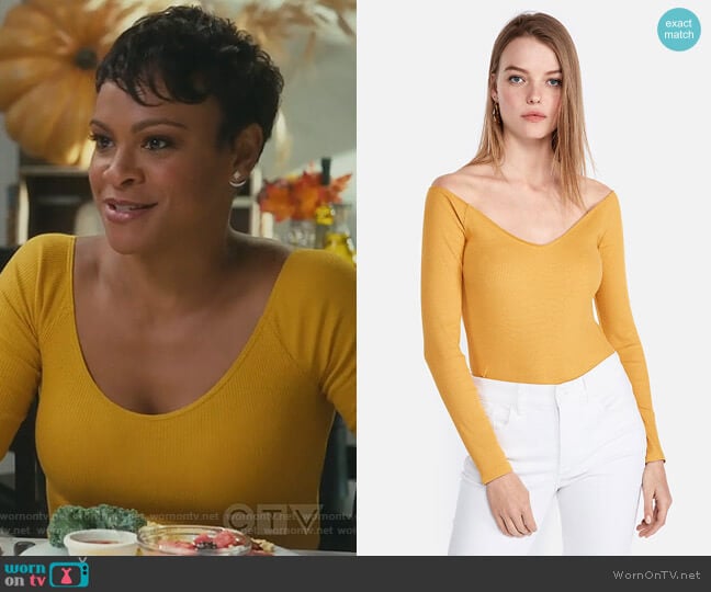 Express Eleven Modern Rib Off The Shoulder Tee worn by Angela (Carly Hughes
) on American Housewife