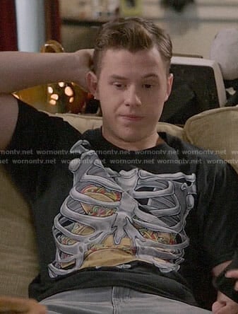 Luke’s taco skeleton Halloween t-shirt on Modern Family