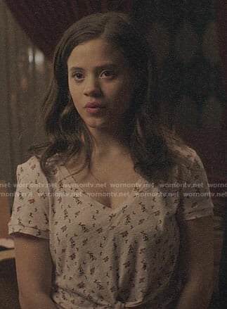 Maggie’s pink floral v-neck tee on Charmed