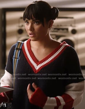 Simone’s oversized v-neck sweater on Star