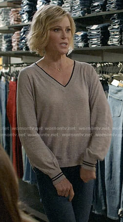 Claire’s grey v-neck sweater on Modern Family