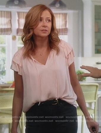 Lena’s pink ruffle sleeve top on Splitting Up Together