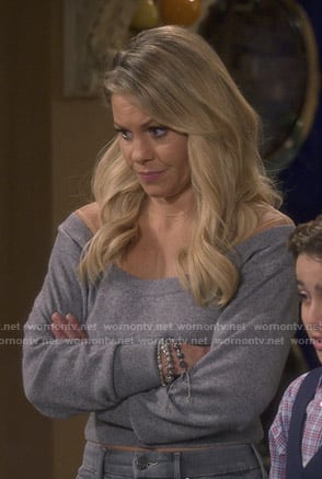 DJ’s grey off-shoulder cropped sweater on Fuller House