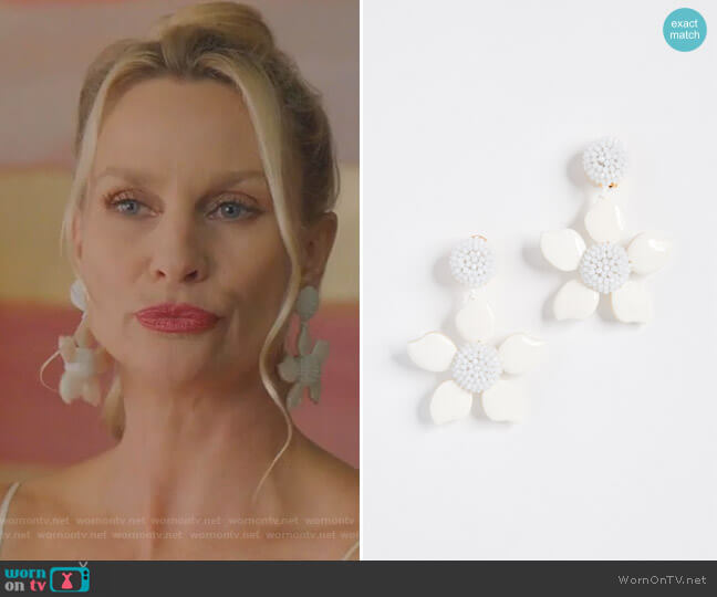 Oscar de la Renta Bold Enamel Flower Earrings worn by Alexis Carrington (Elaine Hendrix) on Dynasty