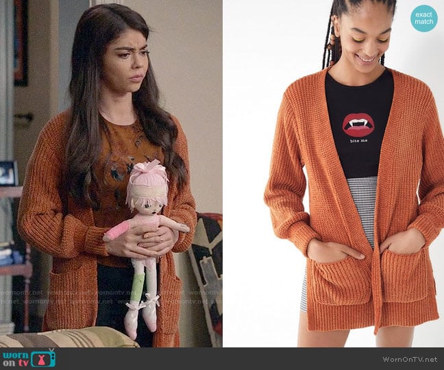 Urban Outfitters York Split Cardigan in Copper worn by Haley Dunphy (Sarah Hyland) on Modern Family