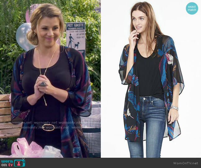 Express Feather Print Tunic Kimono worn by Stephanie Tanner (Jodie Sweetin) on Fuller House