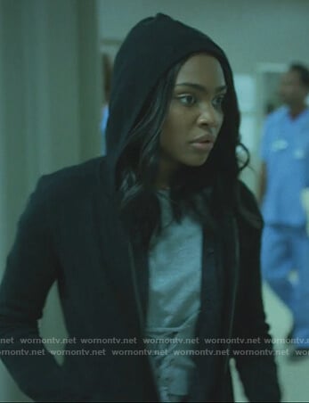 Jennifer’s gray lace-up front tee on Black Lightning