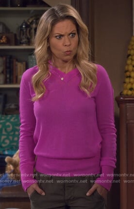 DJ’s pink sweater and star sneakers on Fuller House