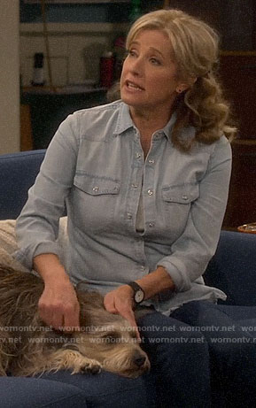 Vanessa’s chambray shirt and chelsea boots on Last Man Standing
