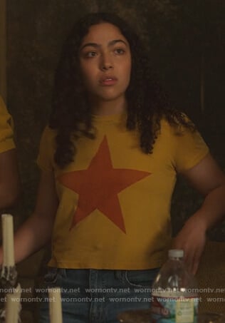 Molly’s yellow star print tee on Marvel’s Runaways