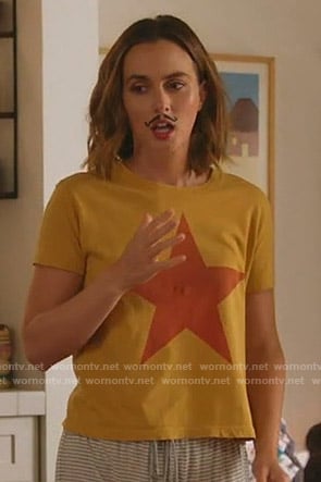 Angie’s yellow star print tee on Single Parents