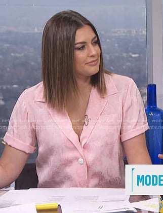 Carissa’s pink short sleeve shirt on E! News Daily Pop