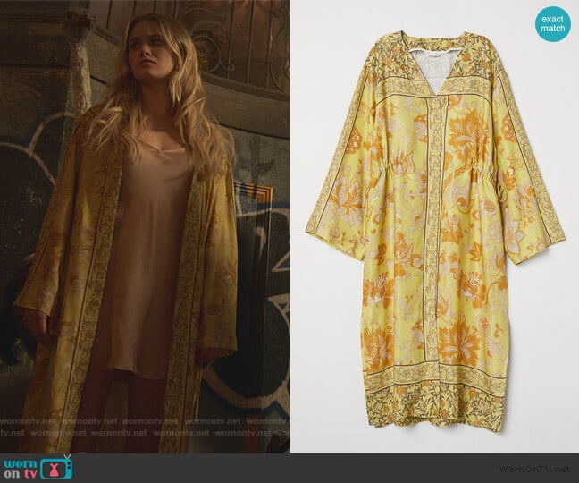 H&M V-neck Kimono worn by Karolina Dean (Virginia Gardner) on Marvels Runaways
