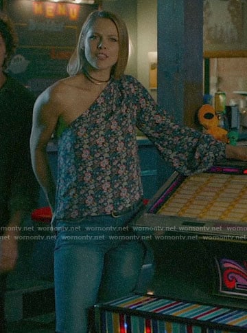 Isobel’s floral one-sleeve top on Roswell New Mexico