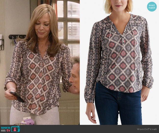Lucky Brand Graphic Print Top worn by Bonnie Plunkett (Allison Janney) on Mom