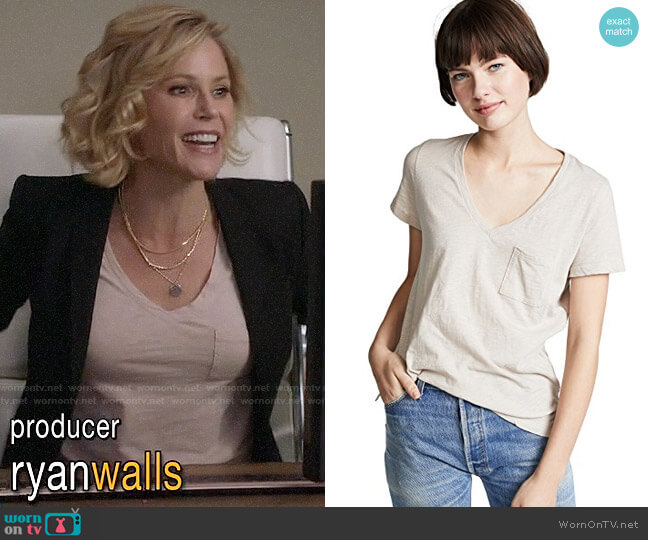 Madewell Whisper Cotton V-Neck Pocket Tee in Ashen Silver worn by Claire Dunphy (Julie Bowen) on Modern Family