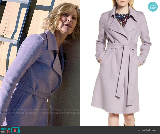 Badgley Mischka Chloe Coat worn by Claire Dunphy (Julie Bowen) on Modern Family