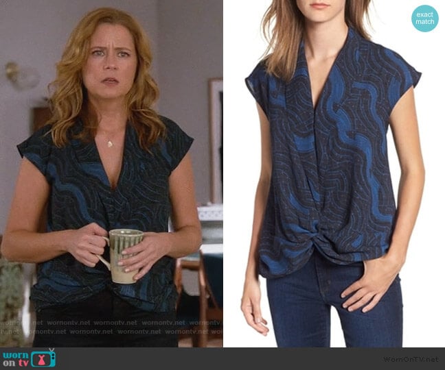 Trouve Twist Front Knot Top worn by Lena (Jenna Fischer) on Splitting Up Together