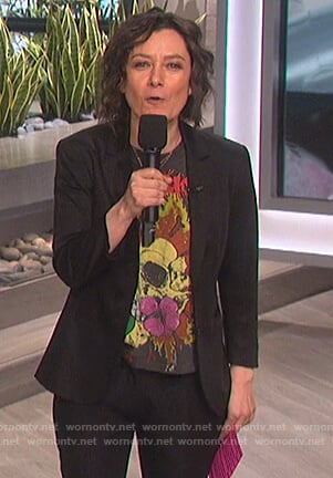 Sara’s black Metallica print tee on The Talk