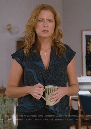 Lena’s blue print twist front top on Splitting Up Together