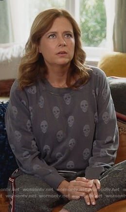 Lena’s gray skull print sweatshirt on Splitting Up Together