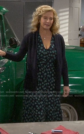Vanessa’s green flower print dress on Last Man Standing