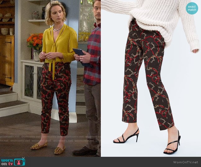 Zara Chain Printed Cigarette Pants worn by Mandy Baxter (Molly McCook) on Last Man Standing
