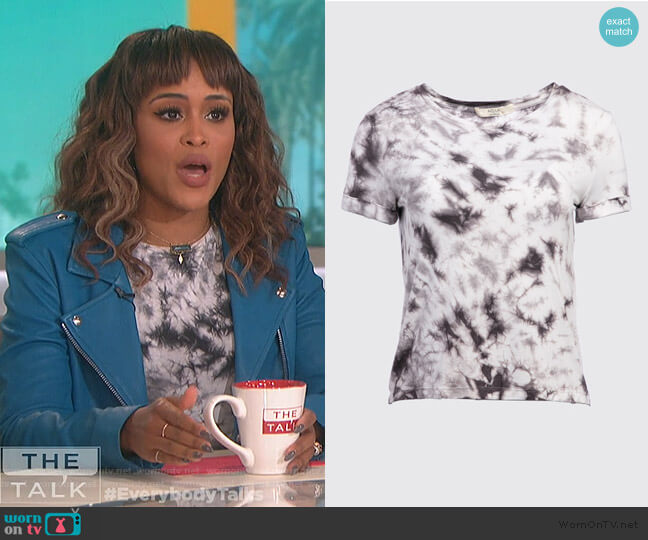 Alice + Olivia Shira Roll Sleeve Tee worn by Eve on The Talk