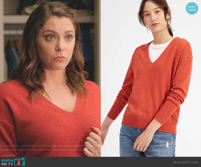 Everlane The Cashmere Oversized V-Neck worn by Rebecca Bunch (Rachel Bloom) on Crazy Ex-Girlfriend