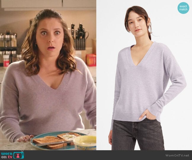 Everlane The Cashmere Oversized V-Neck worn by Rebecca Bunch (Rachel Bloom) on Crazy Ex-Girlfriend