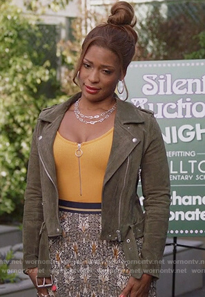 Poppy’s green moto jacket and yellow bodysuit on Single Parents