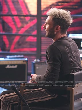 Adam Levine’s black printed sweatshirt and Gucci pants on The Voice
