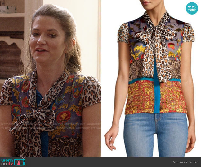 Alice + Olivia Jeannie Blouse worn by Beth Hennick (Emily Pendergast) on Veep