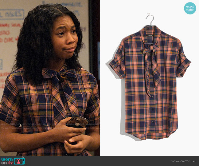 Madewell Short-Sleeve Tie-Neck Shirt in Junipero Plaid worn by Becky (Kyla-Drew) on No Good Nick