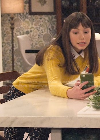 Molly’s yellow cable knit sweater and star print jeans on No Good Nick