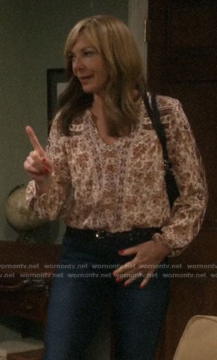 Bonnie’s beige printed top on Mom