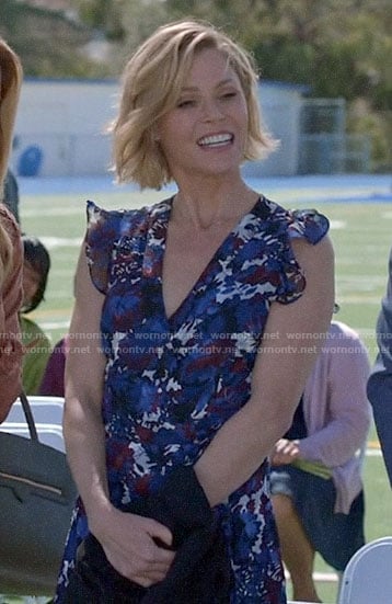 Claire’s floral v-neck dress with ruffles on Modern Family