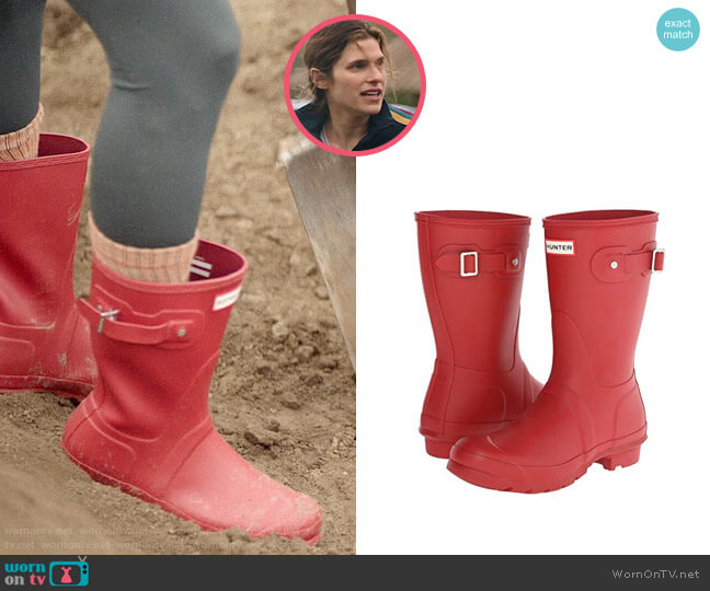 Hunter Short Rain Boots in Military Red worn by Rio (Lake Bell) on Bless This Mess