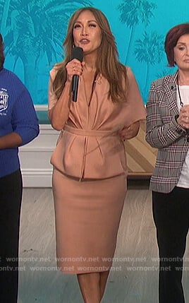 Carrie’s pink plunging midi dress on The Talk